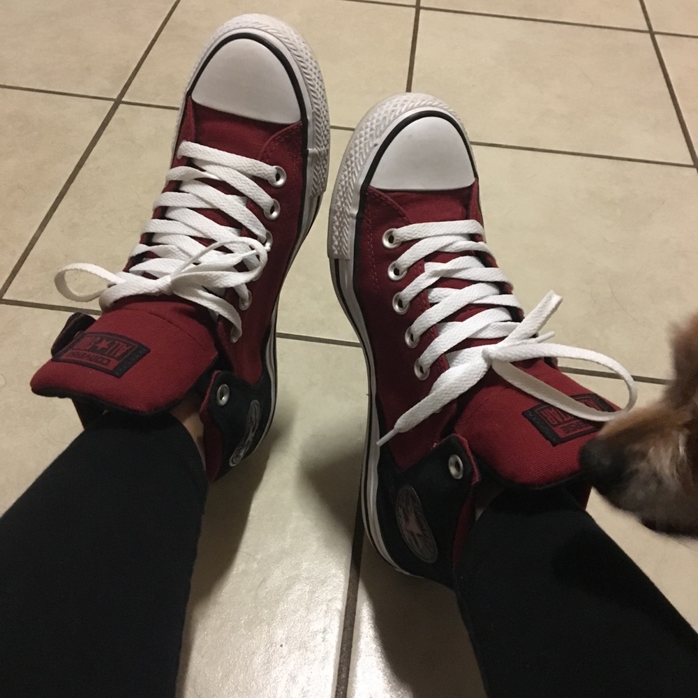 W9 (M7) Red/Black Mid top Converse